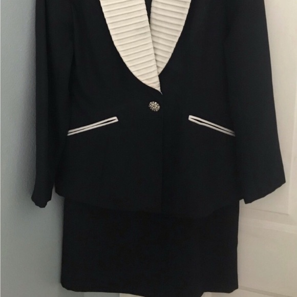 Women's Black and White Blazer w/ skirt Set - Picture 2 of 7